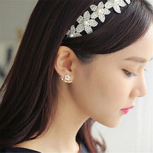 Korean Style Small Flower Daisy Piercing Stud Earrings For Women Rhinestone Elegant Silver Earings Jewelry J4U66