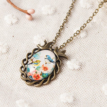 Vintage Antique Oval Flower Bird Alloy Pendant Necklace For Women Jewelry s Style Glass Cabochon Statement Necklace J4U66